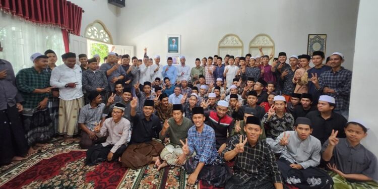 Cawagub Aceh, Fadhlullah (Dek Fadh) berfoto bersama pimpinan, alumni, dan para santri Dayah Al-Madinatuddiniyah Babussalam Blang Blahdeh, Kabupaten Bireuen, Sabtu (26/10/2024). FOTO/for orinews.id. Ⓒ Hak cipta foto di atas dikembalikan sesungguhnya kepada pemilik foto