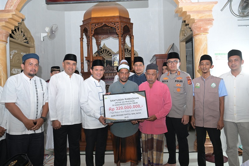 Wakil Gubernur Aceh, Fadhlullah saat menyerahkan sejumlah bantuan kepada pengurus Masjid Manzilul Minan di Gampong Seunebok Baroh, Kecamatan Darul Aman, Kabupaten Aceh Timur, Jumat (14/03/2025). FOTO/Humprov