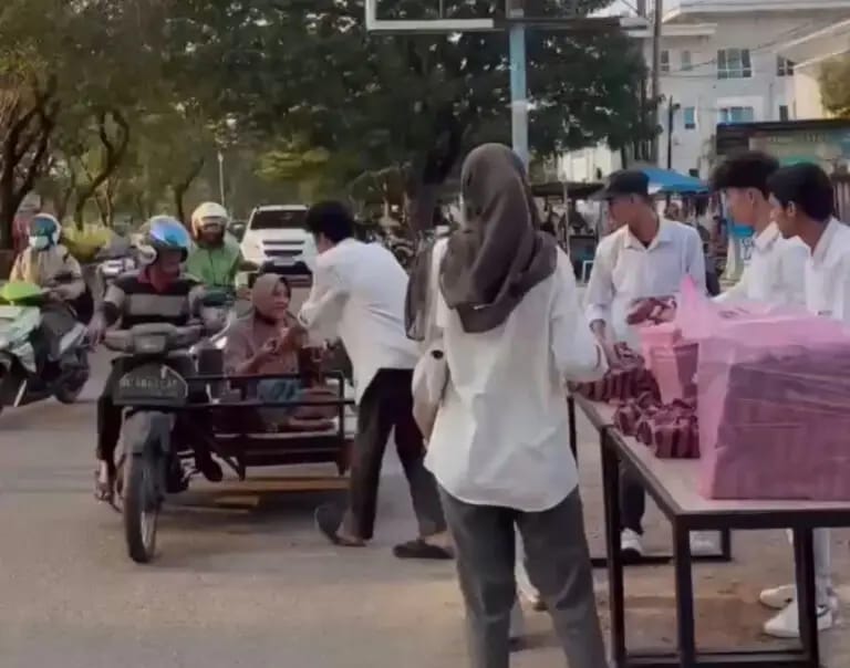 HIMAPOL USK berbagi takjil berbuka puasa kepada pengguna jalan di Banda Aceh. FOTO/for Orinews.id. Ⓒ Hak cipta foto di atas dikembalikan sesungguhnya kepada pemilik foto